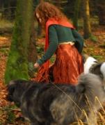 Dirndl im Wald mit Hunden